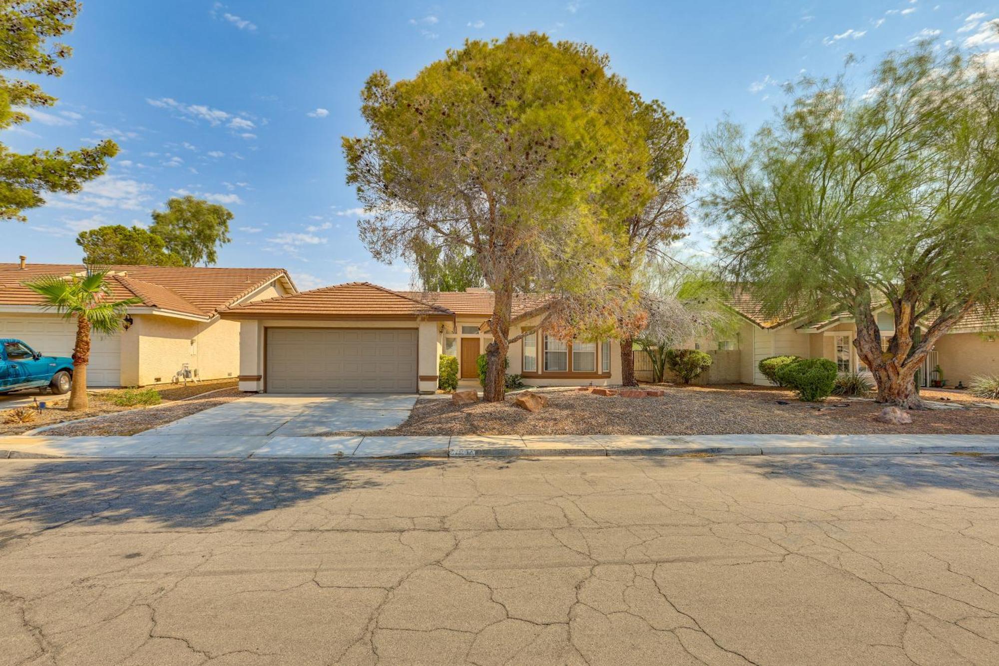 Furnished Patio, Fenced Yard In Valley Holiday home Las Vegas