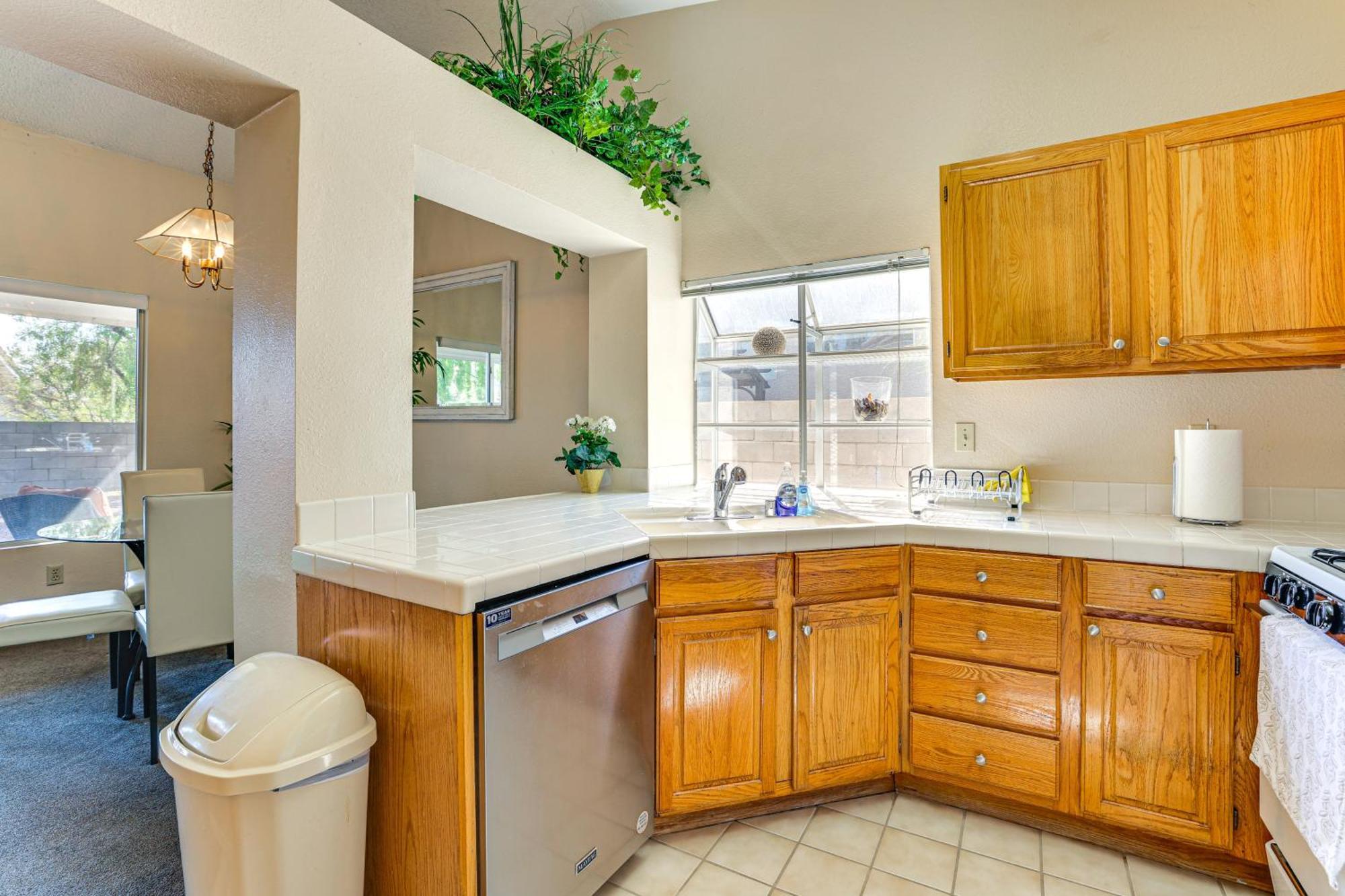 Furnished Patio, Fenced Yard In Valley Holiday home Las Vegas